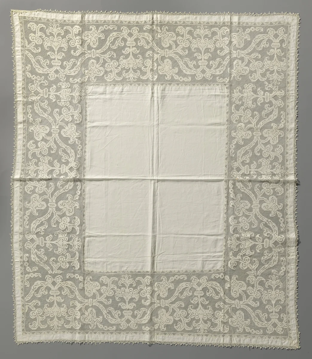 Tafelkleed van linnen met een brede rand filetkant met arabeskbladeren en lelies by anonymous, textile, 1600