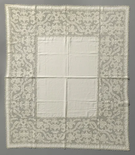 Tafelkleed van linnen met een brede rand filetkant met arabeskbladeren en lelies by anonymous, textile, 1600
