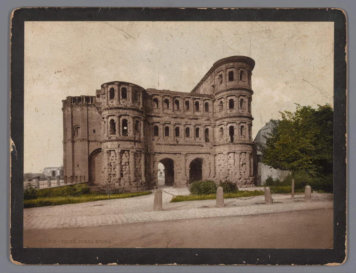 Gezicht op de Porta Nigra in Trier by anonymous, print, 1889-1920