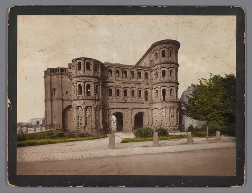 Gezicht op de Porta Nigra in Trier by anonymous, print, 1889-1920