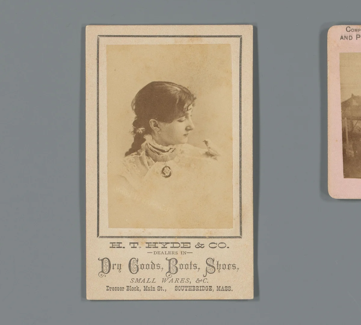 Portret van een onbekende vrouw met vogel op de schouder als reclame voor detailhandel H.T. Hyde & Company in Southbridge, Massachusetts by anonymous, photograph, 1850-1915