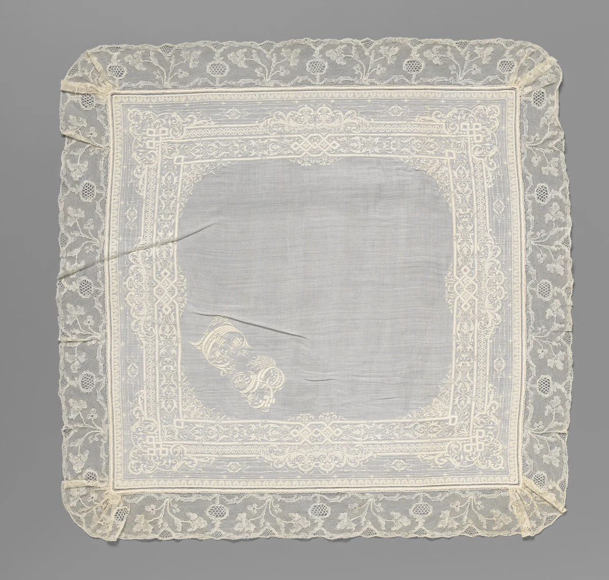 Batisten zakdoek met borduursel en kloskant met de initialen CB by anonymous, textile, 1860-1870