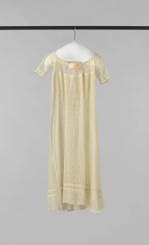 Kinderjurk met korte mouw, hoge taille en achtersluiting met dun strikkoord, uitgevoerd in crème ajour breiwerk. by anonymous, other, 1830