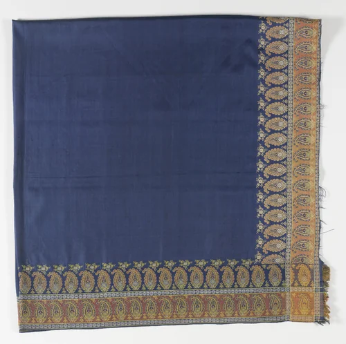 Vierkante kasjmiersjaal met donkerblauwe effen midden, omrand met een enkele of dubbele rij van kleine bota's by anonymous, textile, 1840-1850