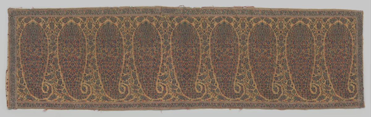 Fragment van een rechthoekige palmensjaal met enkele grote veermotieven met een katoenen voering waarop kleine gestrooide bloemmotieven by anonymous, textile, 1815-1830