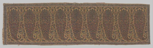 Fragment van een rechthoekige palmensjaal met enkele grote veermotieven met een katoenen voering waarop kleine gestrooide bloemmotieven by anonymous, textile, 1815-1830