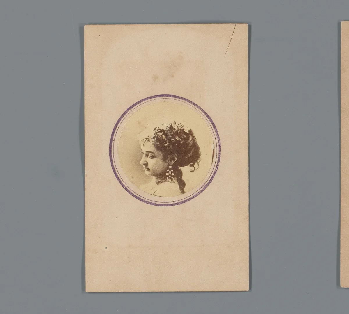 Toegangsbewijs voor een expositie van Honest Mac met portret van een onbekende vrouw by anonymous, photograph, 1870-1915