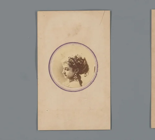 Toegangsbewijs voor een expositie van Honest Mac met portret van een onbekende vrouw by anonymous, photograph, 1870-1915