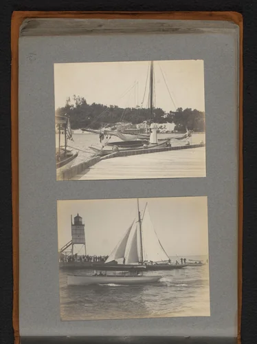 Vrouw staand op een aangemeerde zeilboot en gezicht op een vuurtoren met steiger en zeilboten ervoor by Jan van der Mey, book, 1902