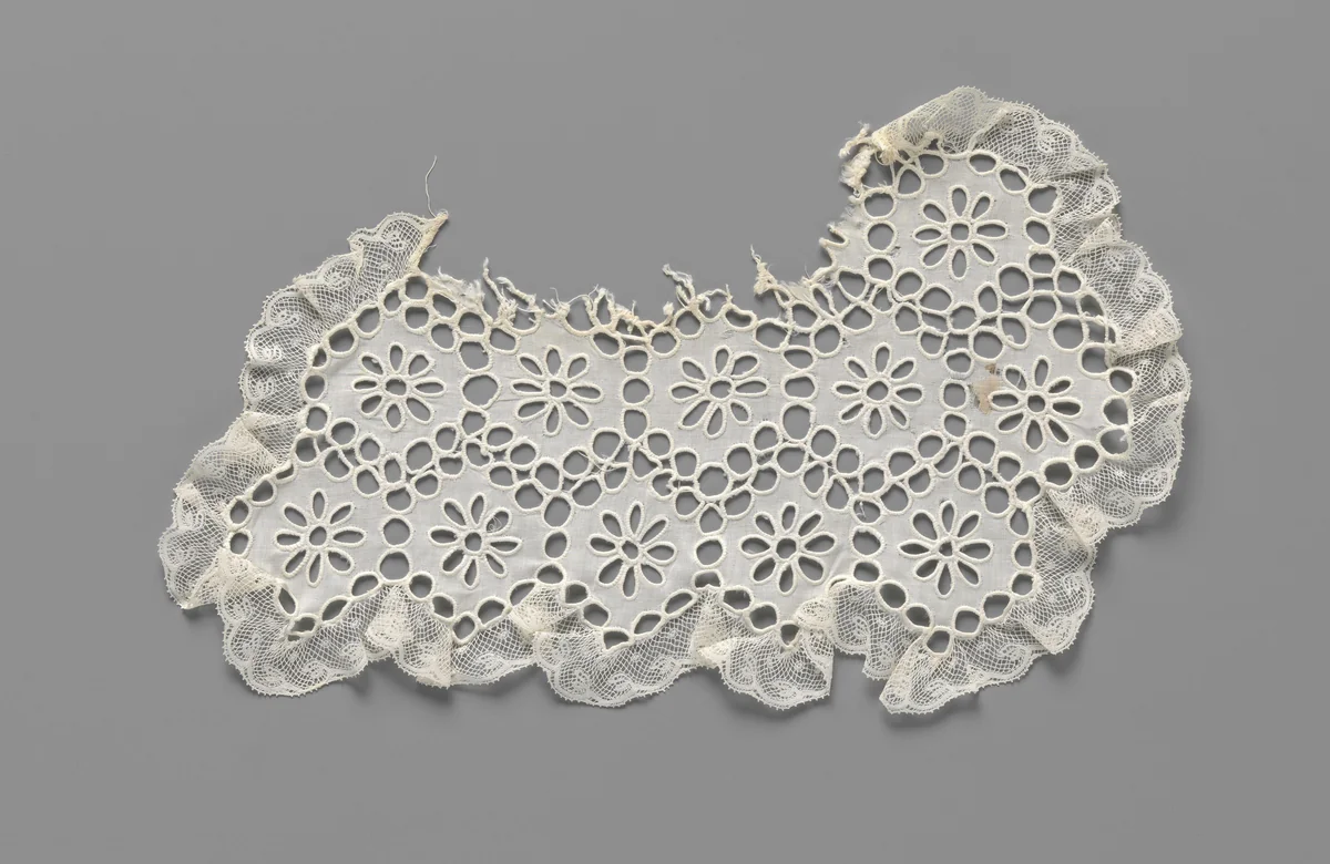 Kraag (helft) van batist met aaneengesloten zeshoeken waarin margrieten van kantborduurwerk by C.I. Bosch Reitz-Teding van Berkhout, textile, 1870