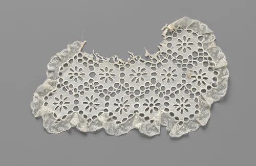 Kraag (helft) van batist met aaneengesloten zeshoeken waarin margrieten van kantborduurwerk by C.I. Bosch Reitz-Teding van Berkhout, textile, 1870