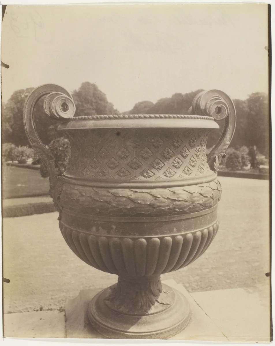 Versailles, Vase par Ballin by Jean-Eugène-Auguste Atget, photograph, 1905