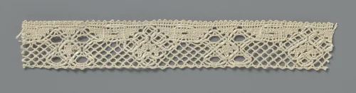 Strook kloskant met een ruitje tussen vier cirkels en een hartje tussen zes ruitjes by anonymous, other, 1800-1899