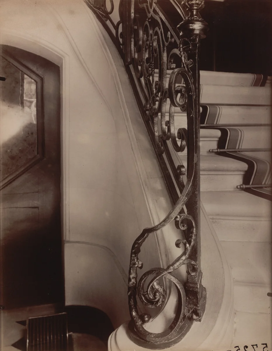 Folie Thoinard, 9 rue Coq-Héron by Eugène Atget, photograph, 1909