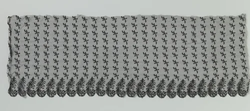 Strook zwarte machinale kant met een onderzijde van j-vormige gevederde bladeren met bloem by anonymous, other, 1885-1895