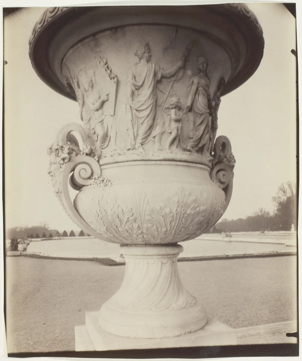 Versailles, Vase par Tuby by Jean-Eugène-Auguste Atget, photograph, 1904