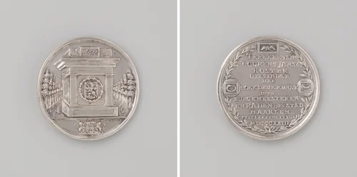 Oprichting van een monument in Den Hout bij Haarlem door burgemeesters en raad, ter ere van het vierde eeuwfeest van de uitvinding van de boekdrukkunst by Vries & Zoon, De, metalwork, 1823