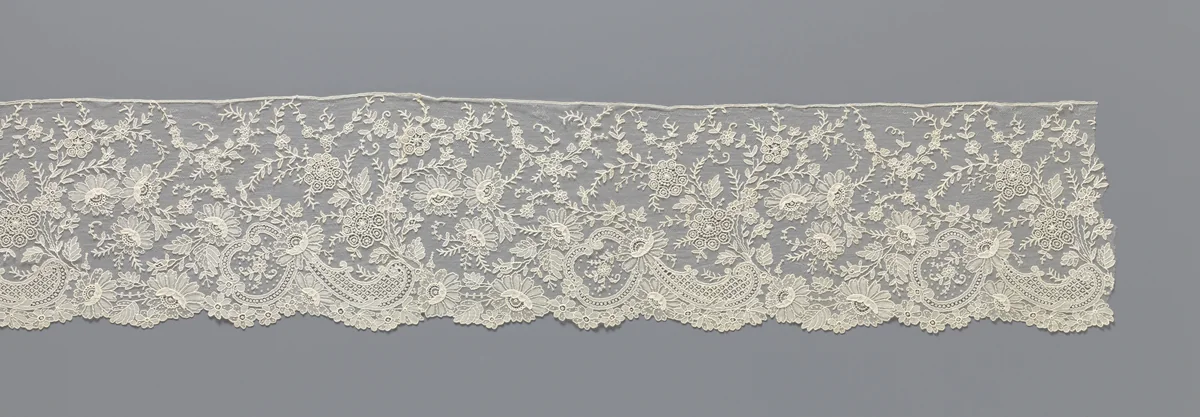 Japonstrook van naaldkant met margrieten en bloemen met cirkelvormige bloemblaadjes rond een cirkelvormig bloemhart by anonymous, book, 1890-1899