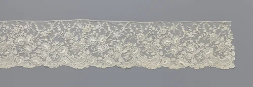 Japonstrook van naaldkant met margrieten en bloemen met cirkelvormige bloemblaadjes rond een cirkelvormig bloemhart by anonymous, book, 1890-1899