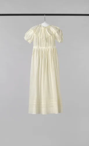 Meisjesjurk van ajour neteldoek met streepeffect, versierd met een vaste kraag van geborduurd katoen by anonymous, other, 1890-1930