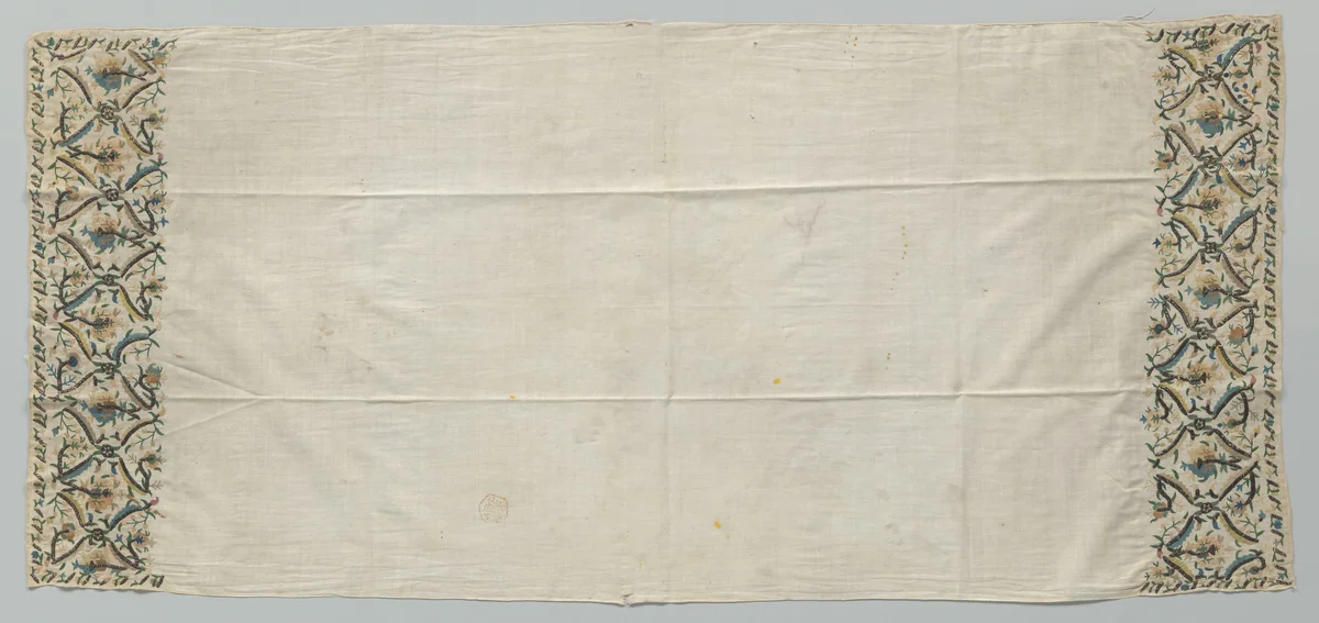 Langwerpige sjaal van wit katoen met op de korte kant een rand van zilverdraadruiten, waarbinnen fantasiebloemen in groen, licht roze, blauw met geel by anonymous, textile, 1800-1900