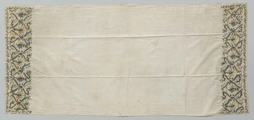 Langwerpige sjaal van wit katoen met op de korte kant een rand van zilverdraadruiten, waarbinnen fantasiebloemen in groen, licht roze, blauw met geel by anonymous, textile, 1800-1900