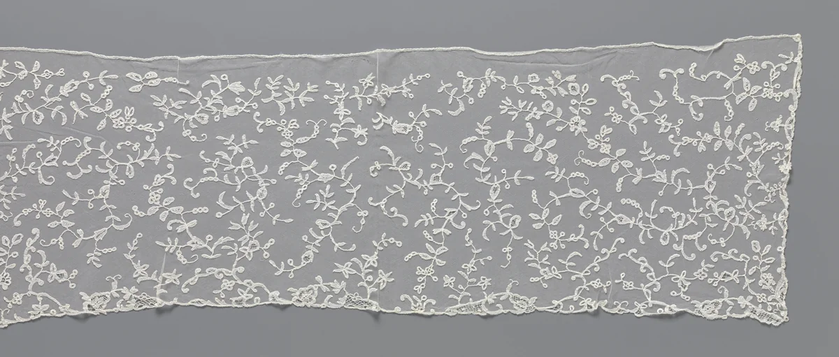 Hoedensluier van applicatiekant met strooipatroon van ijle omkrullende bloemenranken by anonymous, other, 1850