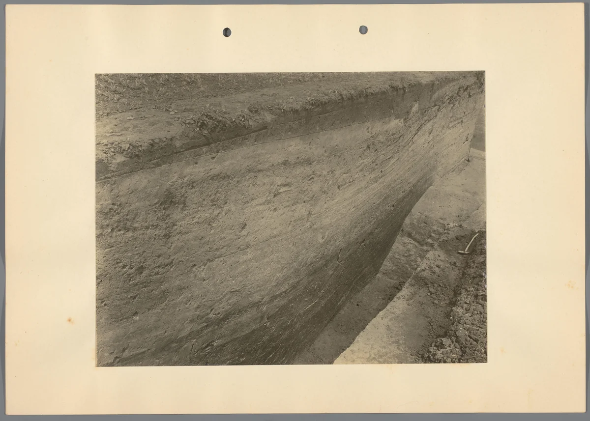 Blootgelegde aardlagen bij archeologische opgravingen in Hongarije by Albert Egges van Giffen, photograph, 1928