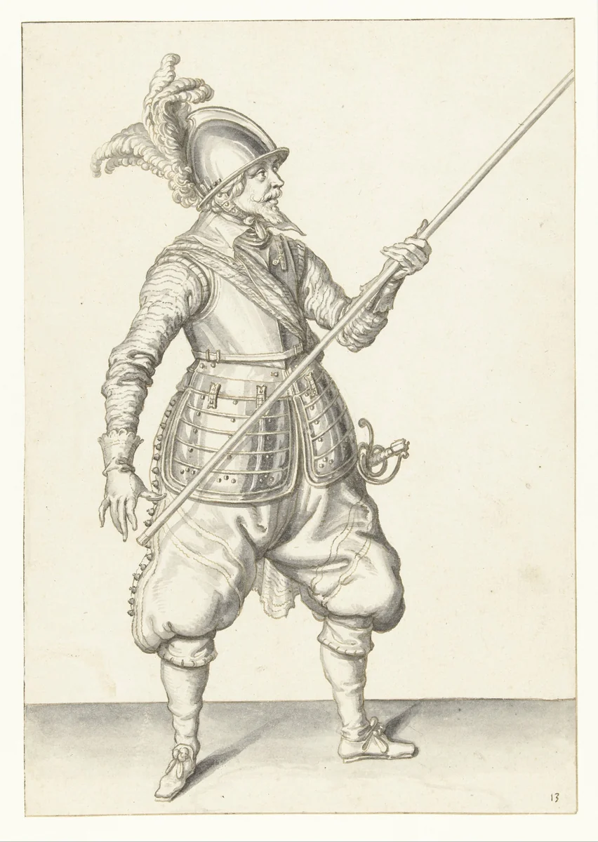 Soldaat die zijn spies met zijn linkerhand bij zijn rechterzijde draagt, de punt schuin omhoog gericht by Jacques de Gheyn, drawing, 1596-1606