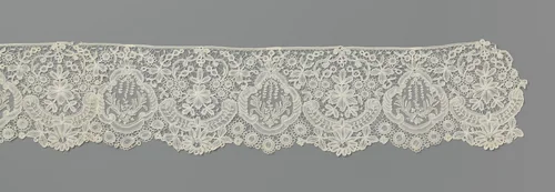 Japonstrook van gemengde kant met gelobde medaillons by anonymous, other, 1875-1899