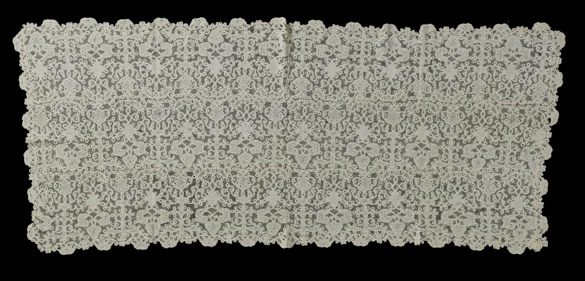 Kleed van drie stroken kloskant met symmetrische kandelabermotieven die elkaar afwisselen by anonymous, textile, 1700