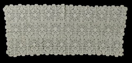 Kleed van drie stroken kloskant met symmetrische kandelabermotieven die elkaar afwisselen by anonymous, textile, 1700