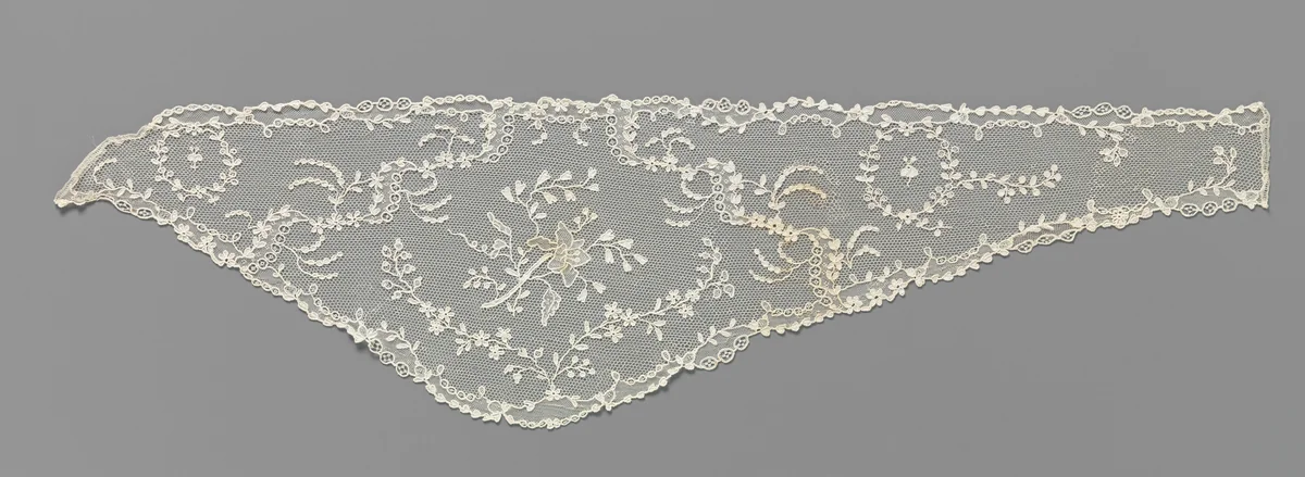 Engageante van naaldkant met een a-symmetrische bloemtak in een symmetrische lijst by anonymous, other, 1775