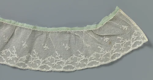 Strook machinale kant met ovale velden en groen lint langs de bovenkant by anonymous, other, 1880-1899