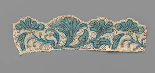 Strook kloskant met roze en goudkleurig beschilderde bloemen en bladeren by anonymous, other, 1740-1760