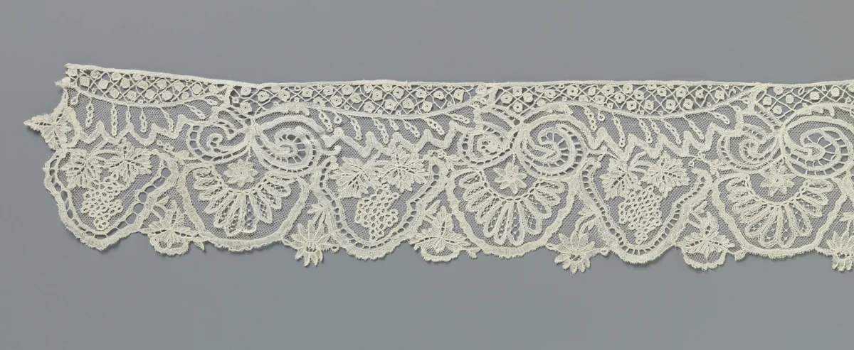 Strook applicatiekant met druiventrossen en gehalveerde bladeren by anonymous, other, 1850-1890