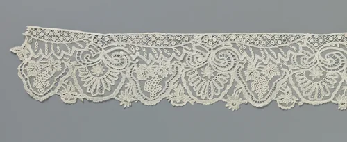 Strook applicatiekant met druiventrossen en gehalveerde bladeren by anonymous, other, 1850-1890