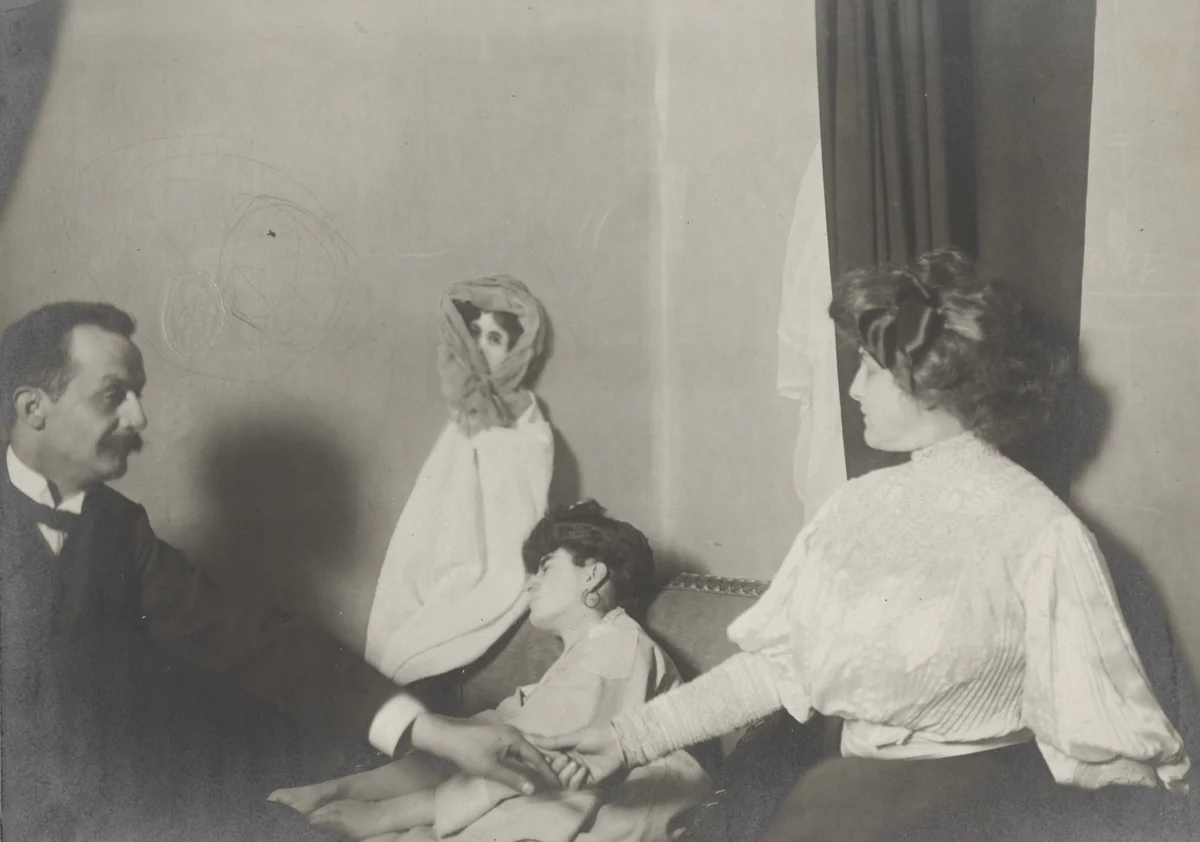 Séance of February 26, 1909 by Enrico Imoda, photograph, 1909