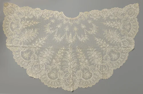 Halfcirkelvormige sjaal van applicatiekant met guirlandes en straalsgewijs geplaatste boeketten by anonymous, textile, 1860-1870