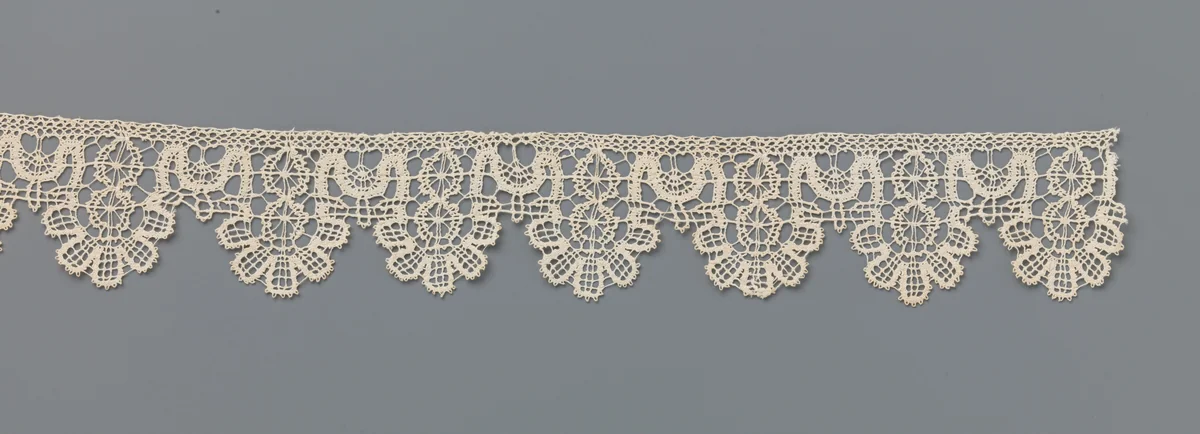 Strook kloskant met wielen en vijflobbige schulpen by anonymous, other, 1620-1630