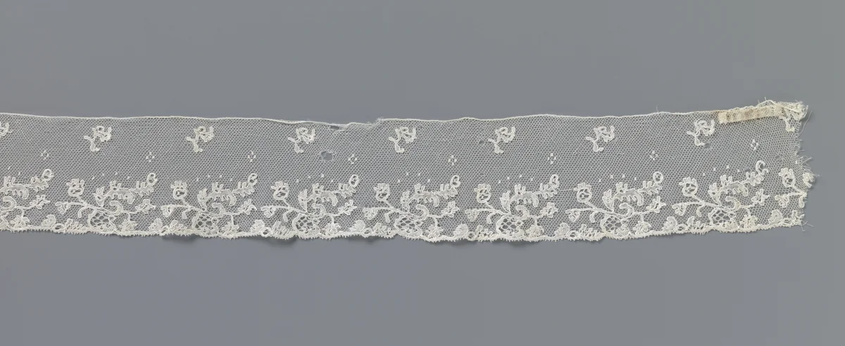 Strook kloskant met liggende tak boven opengewerkt ovaaltje by anonymous, other, 1800-1824