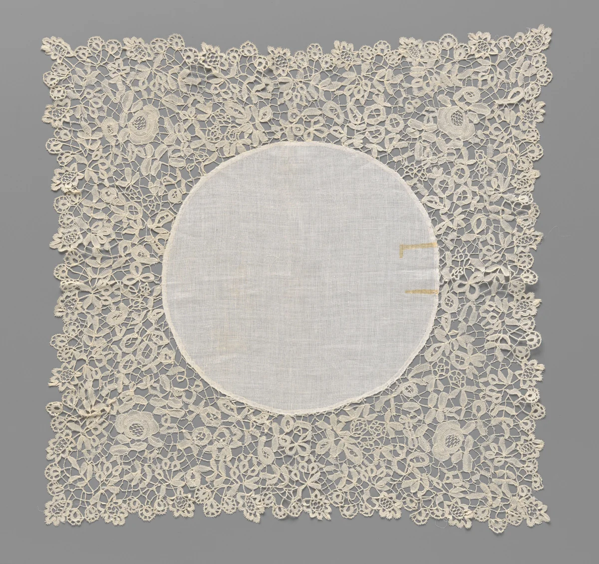 Zakdoek van batist met een brede rand kloskant met ovale bloemen by anonymous, textile, 1850-1899