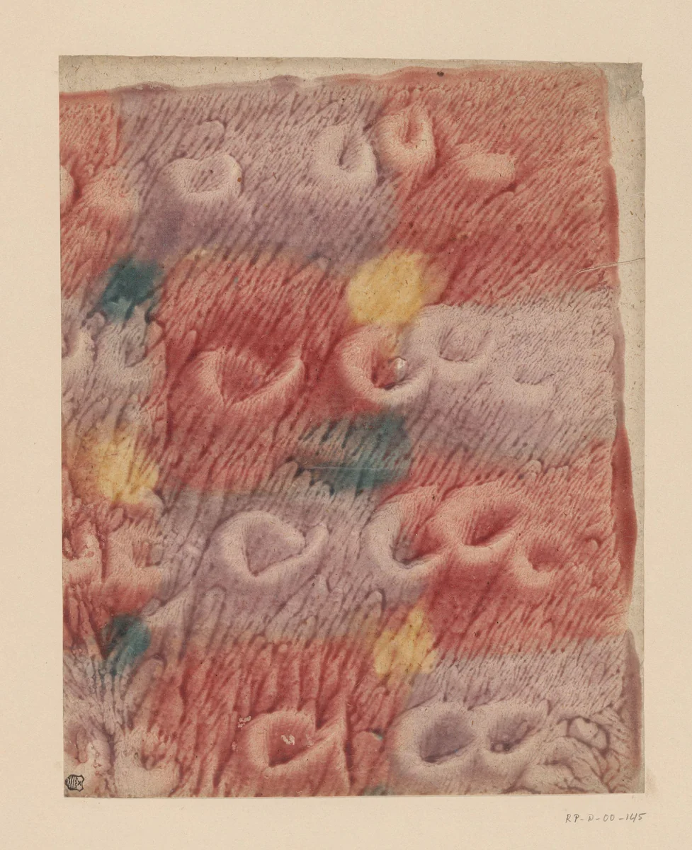 Geaderd stijfselverfpapier met kleurvlekken in rood, paars, groen en geel met ingedrukt motief van draaisels by anonymous, other, 1700-1900