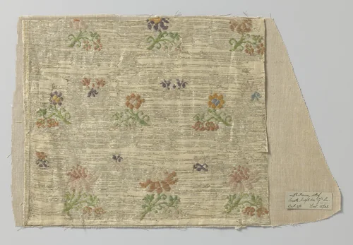 Fragment van zijde met horizontale rijen kleine bloemen by anonymous, other, 1600-1650