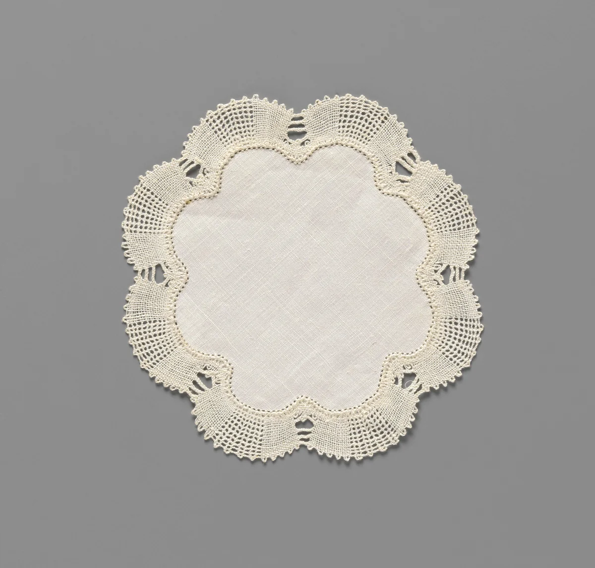 Doily van linnen rozetvormig met acht lobben en rondom een rand kloskant by Molenwiekje, Het, textile, 1925-1949