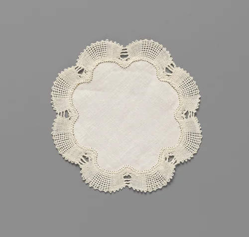Doily van linnen rozetvormig met acht lobben en rondom een rand kloskant by Molenwiekje, Het, textile, 1925-1949