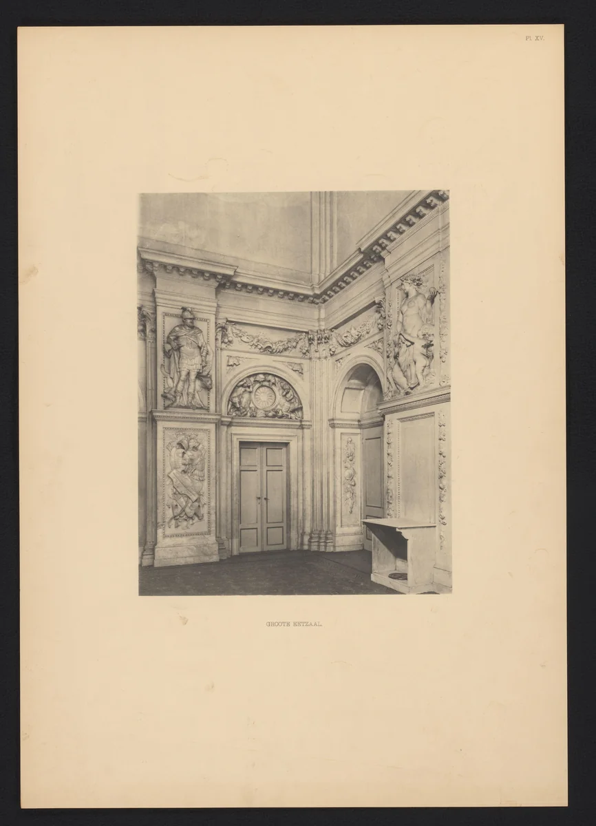Sculptuurdecoratie in de galerij (`grote eetzaal'), Paleis op de Dam, Amsterdam by anonymous, photograph, 1899