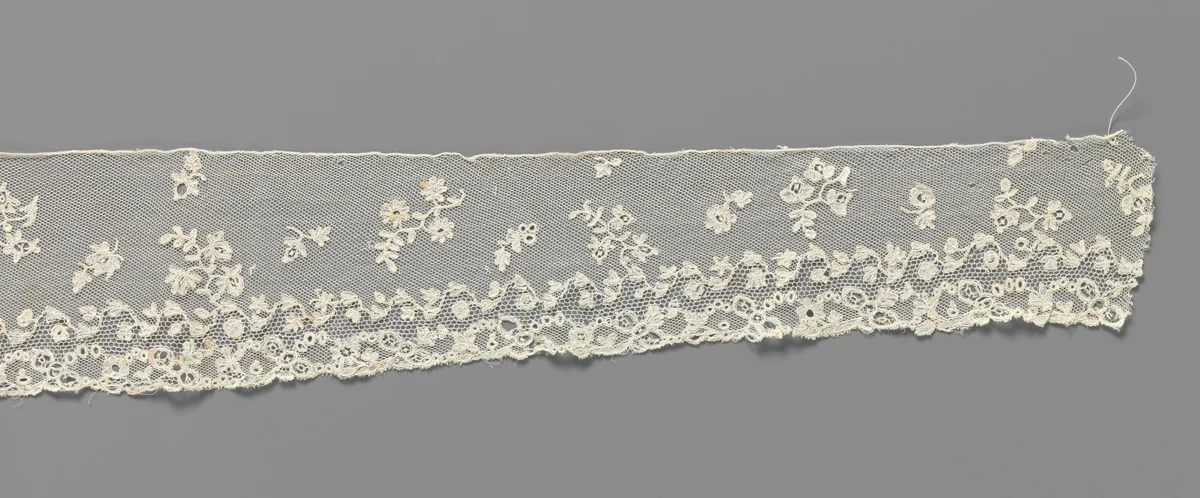 Engageante van applicatiekant met een symmetrisch strooipatroon van bloemen en bloemtakjes by anonymous, other, 1770-1790