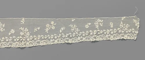 Engageante van applicatiekant met een symmetrisch strooipatroon van bloemen en bloemtakjes by anonymous, other, 1770-1790