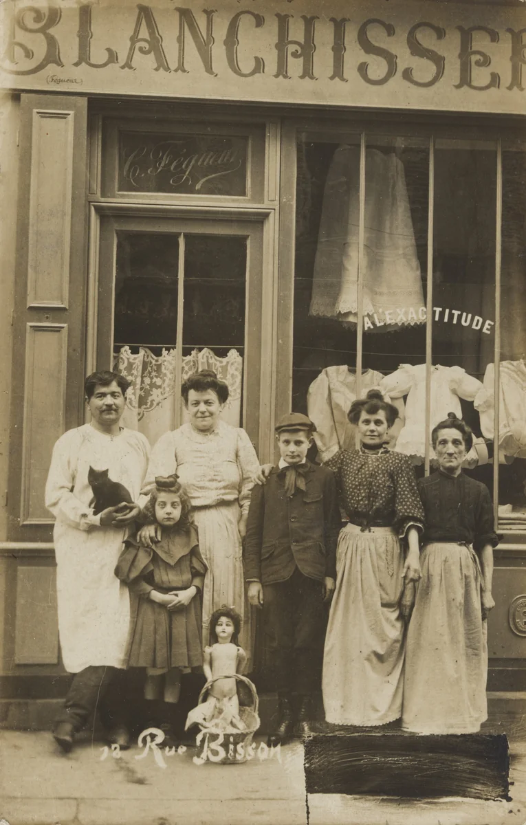 Blanchisserie, Paris by Unidentified Photographer, photograph, 1910